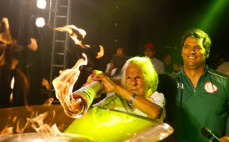 106岁的阿依达奶奶成为里约奥运最老火炬手