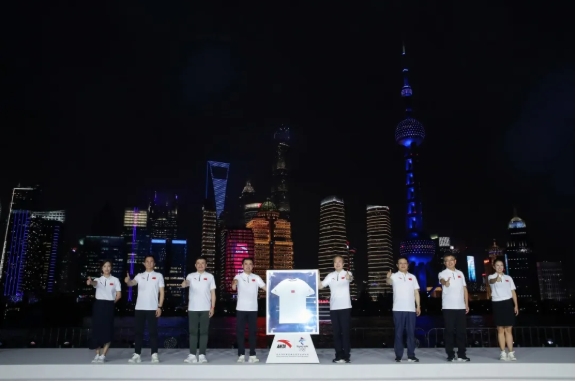北京冬奥组委携手安踏发布北京2022年冬奥会特许商品国旗款运动服装
