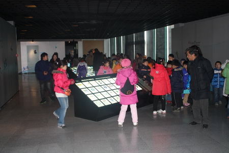 天津市河东区街坊小学的百余名小学生到馆参观